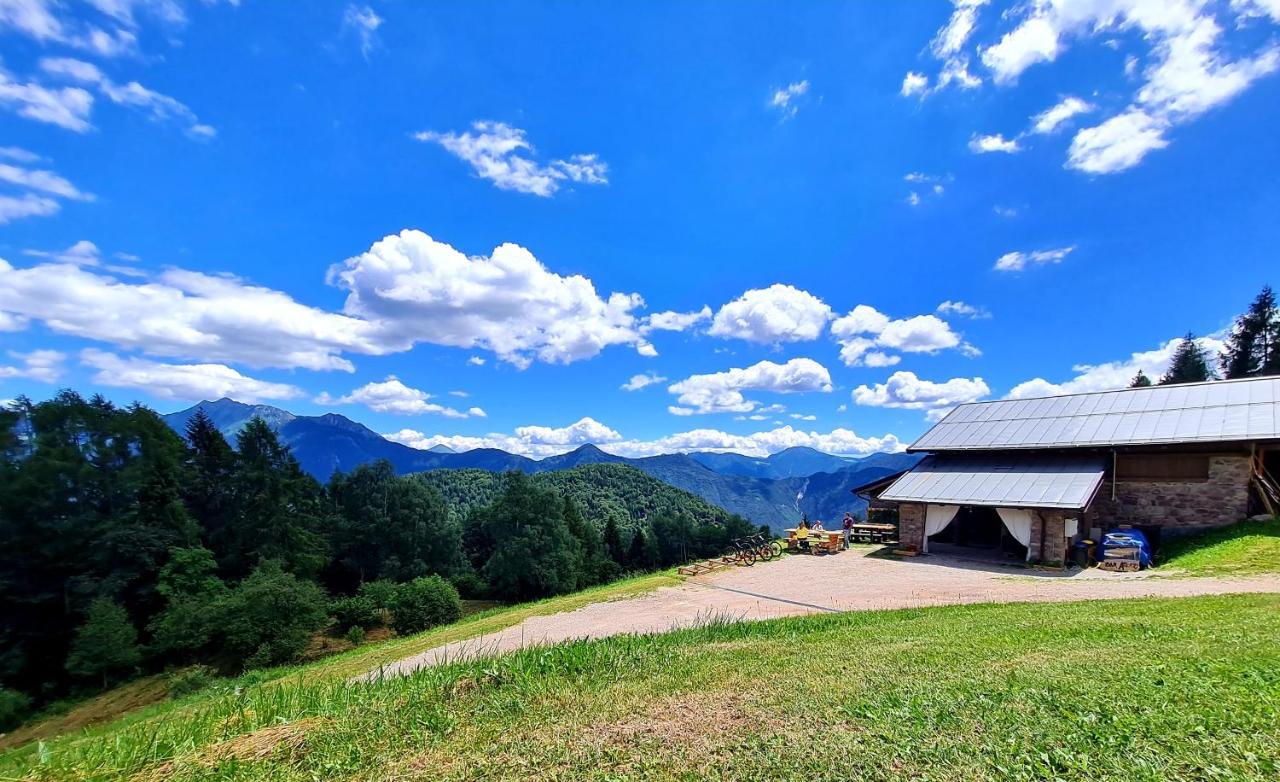 Chalet Chapeau Rar Castel Condino Buitenkant foto