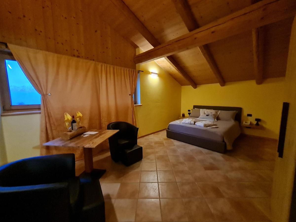 Chalet Chapeau Rar Castel Condino Buitenkant foto